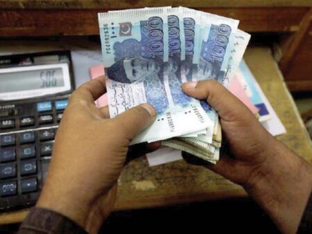 rupee-gives-up-gains,-drops-0.11%