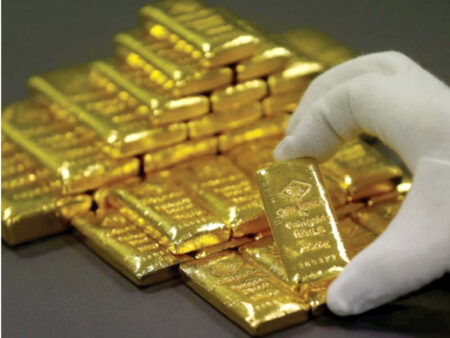 investors-opt-for-gold,-dollars-amid-crisis