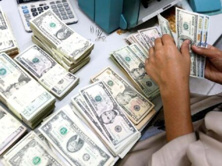 Pakistani Rupee Strengthens, Closes Gap with US Dollar